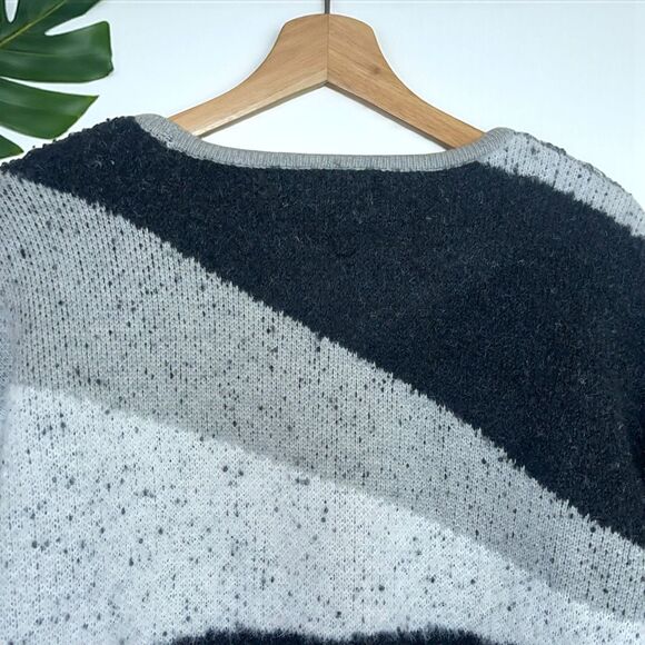 Willow & Wind Geo Striped Fuzzy Knit Sweater - Picture 5 of 10